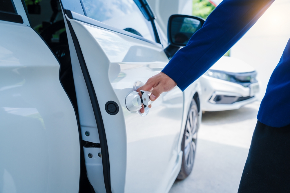 Dallas car accident lawyer assisting a client after a vehicle collision.